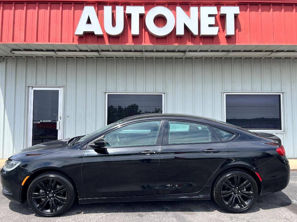2017 Chrysler 200 Touring's photo